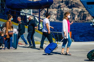 Santorini, Yunanistan - 20 Ekim 2021 Santorini adasına gelen turist kalabalığı, Sejetler 'in yüksek süratli tekneleri bu geçişi Pire limanından 5 saat mesafede yapan feribotlardır.