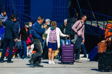 Santorini, Yunanistan - 20 Ekim 2021 Santorini adasına gelen turist kalabalığı, Sejetler 'in yüksek süratli tekneleri bu geçişi Pire limanından 5 saat mesafede yapan feribotlardır.