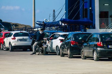 Santorini, Yunanistan - 20 Ekim 2021 Santorini adasında ayrılan turist kalabalığı, Sejetler 'in yüksek süratli tekneleri bu geçişi Pire limanından 5 saat mesafede yapan feribotlardır.