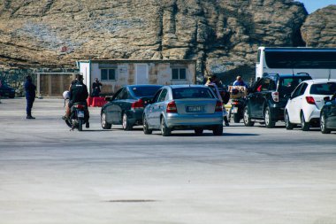 Santorini, Yunanistan - 20 Ekim 2021 Santorini adasında ayrılan turist kalabalığı, Sejetler 'in yüksek süratli tekneleri bu geçişi Pire limanından 5 saat mesafede yapan feribotlardır.
