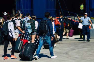 Santorini, Yunanistan - 20 Ekim 2021 Santorini adasında ayrılan turist kalabalığı, Sejetler 'in yüksek süratli tekneleri bu geçişi Pire limanından 5 saat mesafede yapan feribotlardır.