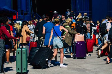 Santorini, Yunanistan - 20 Ekim 2021 Santorini adasında ayrılan turist kalabalığı, Sejetler 'in yüksek süratli tekneleri bu geçişi Pire limanından 5 saat mesafede yapan feribotlardır.