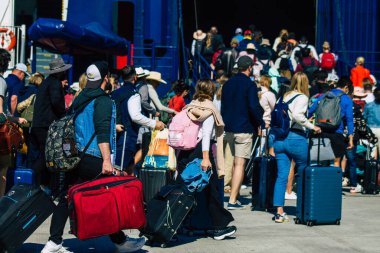 Santorini, Yunanistan - 20 Ekim 2021 Santorini adasında ayrılan turist kalabalığı, Sejetler 'in yüksek süratli tekneleri bu geçişi Pire limanından 5 saat mesafede yapan feribotlardır.