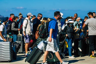 Santorini, Yunanistan - 20 Ekim 2021 Santorini adasında ayrılan turist kalabalığı, Sejetler 'in yüksek süratli tekneleri bu geçişi Pire limanından 5 saat mesafede yapan feribotlardır.