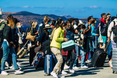 Santorini, Yunanistan - 20 Ekim 2021 Santorini adasında ayrılan turist kalabalığı, Sejetler 'in yüksek süratli tekneleri bu geçişi Pire limanından 5 saat mesafede yapan feribotlardır.