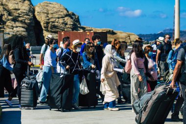 Santorini, Yunanistan - 20 Ekim 2021 Santorini adasında ayrılan turist kalabalığı, Sejetler 'in yüksek süratli tekneleri bu geçişi Pire limanından 5 saat mesafede yapan feribotlardır.
