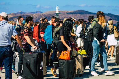 Santorini, Yunanistan - 20 Ekim 2021 Santorini adasında ayrılan turist kalabalığı, Sejetler 'in yüksek süratli tekneleri bu geçişi Pire limanından 5 saat mesafede yapan feribotlardır.