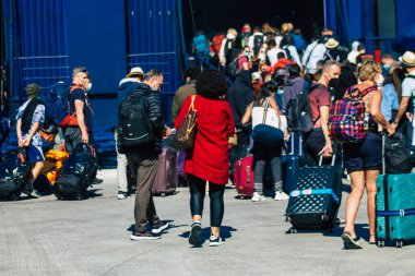 Santorini, Yunanistan - 20 Ekim 2021 Santorini adasında ayrılan turist kalabalığı, Sejetler 'in yüksek süratli tekneleri bu geçişi Pire limanından 5 saat mesafede yapan feribotlardır.