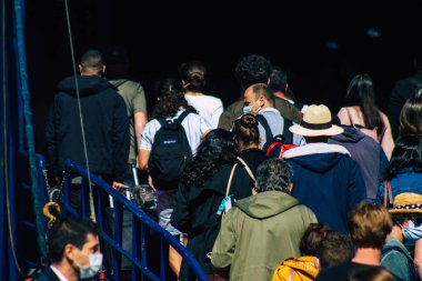 Santorini, Yunanistan - 20 Ekim 2021 Santorini adasında ayrılan turist kalabalığı, Sejetler 'in yüksek süratli tekneleri bu geçişi Pire limanından 5 saat mesafede yapan feribotlardır.