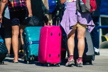 Santorini, Yunanistan - 20 Ekim 2021 Santorini adasında ayrılan turist kalabalığı, Sejetler 'in yüksek süratli tekneleri bu geçişi Pire limanından 5 saat mesafede yapan feribotlardır.