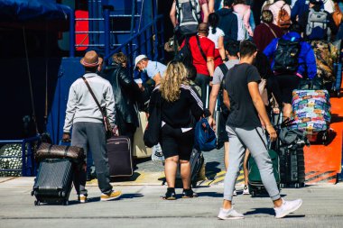 Santorini, Yunanistan - 20 Ekim 2021 Santorini adasında ayrılan turist kalabalığı, Sejetler 'in yüksek süratli tekneleri bu geçişi Pire limanından 5 saat mesafede yapan feribotlardır.