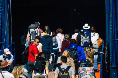 Santorini, Yunanistan - 20 Ekim 2021 Santorini adasında ayrılan turist kalabalığı, Sejetler 'in yüksek süratli tekneleri bu geçişi Pire limanından 5 saat mesafede yapan feribotlardır.