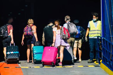 Santorini, Yunanistan - 20 Ekim 2021 Santorini adasında ayrılan turist kalabalığı, Sejetler 'in yüksek süratli tekneleri bu geçişi Pire limanından 5 saat mesafede yapan feribotlardır.