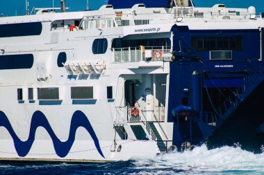 Santorini, Yunanistan - 20 Ekim 2021 Sejetler 'in yüksek süratli tekneleri bu geçişi Pire Limanı' ndan 5 saat mesafede yapan feribotlardır.