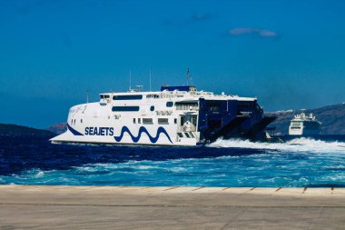 Santorini, Yunanistan - 20 Ekim 2021 Sejetler 'in yüksek süratli tekneleri bu geçişi Pire Limanı' ndan 5 saat mesafede yapan feribotlardır.