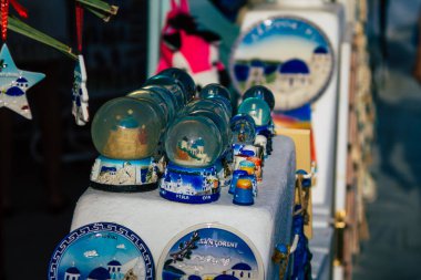 Santorini Adası, Fira, Yunanistan - 23 Ekim 2021 Dekoratif nesneler, aksesuarlar ve mallar Yunan Adaları 'ndaki Fira, turizm kasabası ve Santorini' nin hediyelik eşya dükkanlarında turistlere satıldı