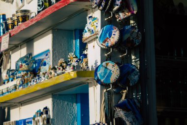 Santorini Adası, Fira, Yunanistan - 23 Ekim 2021 Dekoratif nesneler, aksesuarlar ve mallar Yunan Adaları 'ndaki Fira, turizm kasabası ve Santorini' nin hediyelik eşya dükkanlarında turistlere satıldı