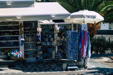 Santorini Adası, Fira, Yunanistan - 23 Ekim 2021 Dekoratif nesneler, aksesuarlar ve mallar Yunan Adaları 'ndaki Fira, turizm kasabası ve Santorini' nin hediyelik eşya dükkanlarında turistlere satıldı