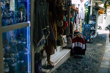 Santorini Adası, Fira, Yunanistan - 23 Ekim 2021 Dekoratif nesneler, aksesuarlar ve mallar Yunan Adaları 'ndaki Fira, turizm kasabası ve Santorini' nin hediyelik eşya dükkanlarında turistlere satıldı