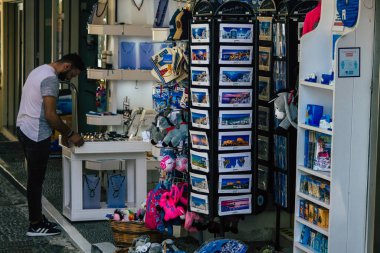 Santorini Adası, Fira, Yunanistan - 23 Ekim 2021 Dekoratif nesneler, aksesuarlar ve mallar Yunan Adaları 'ndaki Fira, turizm kasabası ve Santorini' nin hediyelik eşya dükkanlarında turistlere satıldı