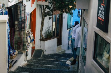 Santorini Adası, Fira, Yunanistan - 23 Ekim 2021 Dekoratif nesneler, aksesuarlar ve mallar Yunan Adaları 'ndaki Fira, turizm kasabası ve Santorini' nin hediyelik eşya dükkanlarında turistlere satıldı