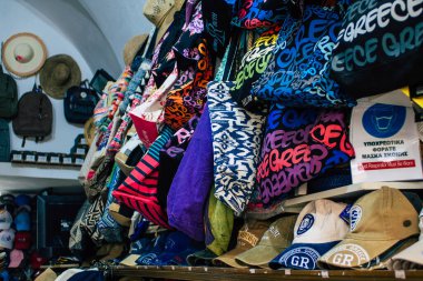 Santorini Adası, Fira, Yunanistan - 23 Ekim 2021 Dekoratif nesneler, aksesuarlar ve mallar Yunan Adaları 'ndaki Fira, turizm kasabası ve Santorini' nin hediyelik eşya dükkanlarında turistlere satıldı