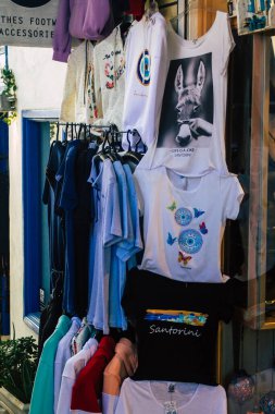 Santorini Adası, Fira, Yunanistan - 23 Ekim 2021 Dekoratif nesneler, aksesuarlar ve mallar Yunan Adaları 'ndaki Fira, turizm kasabası ve Santorini' nin hediyelik eşya dükkanlarında turistlere satıldı