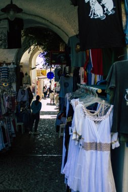 Santorini Adası, Fira, Yunanistan - 23 Ekim 2021 Dekoratif nesneler, aksesuarlar ve mallar Yunan Adaları 'ndaki Fira, turizm kasabası ve Santorini' nin hediyelik eşya dükkanlarında turistlere satıldı
