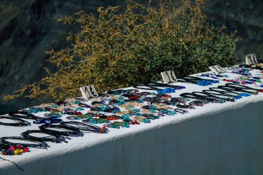 Santorini Adası, Fira, Yunanistan - 23 Ekim 2021 Dekoratif nesneler, aksesuarlar ve mallar Yunan Adaları 'ndaki Fira, turizm kasabası ve Santorini' nin hediyelik eşya dükkanlarında turistlere satıldı