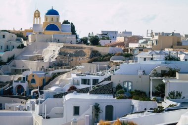Santorini Adası, Oia, Yunanistan - 23 Ekim 2021 Oia kentinin manzarası, bu adanın tipik küçük geleneksel beyaz evleri antik aktif volkanın yanında yer almaktadır.