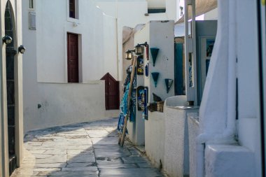 Santorini Adası, Oia, Yunanistan - 23 Ekim 2021 Oia kentinin manzarası, bu adanın tipik küçük geleneksel beyaz evleri antik aktif volkanın yanında yer almaktadır.