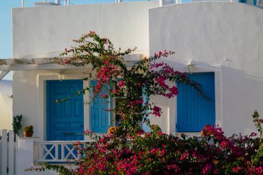 Santorini Adası, Oia, Yunanistan - 23 Ekim 2021 Oia kentinin manzarası, bu adanın tipik küçük geleneksel beyaz evleri antik aktif volkanın yanında yer almaktadır.