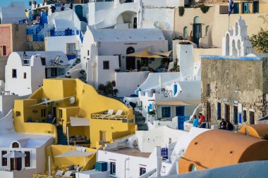 Santorini Adası, Oia, Yunanistan - 23 Ekim 2021 Oia kentinin manzarası, bu adanın tipik küçük geleneksel beyaz evleri antik aktif volkanın yanında yer almaktadır.