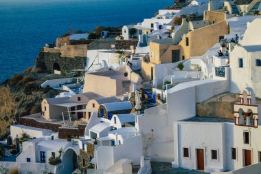 Santorini Adası, Oia, Yunanistan - 23 Ekim 2021 Oia kentinin manzarası, bu adanın tipik küçük geleneksel beyaz evleri antik aktif volkanın yanında yer almaktadır.