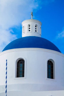 Santorini Adası, Oia, Yunanistan - 21 Ekim 2021 Okyanus kıyısındaki geleneksel ortodoks kilisesi, bu adanın tipik bir örneği, antik aktif volkanın yan tarafında yer almaktadır.