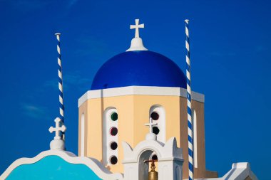 Santorini Adası, Oia, Yunanistan - 21 Ekim 2021 Okyanus kıyısındaki geleneksel ortodoks kilisesi, bu adanın tipik bir örneği, antik aktif volkanın yan tarafında yer almaktadır.