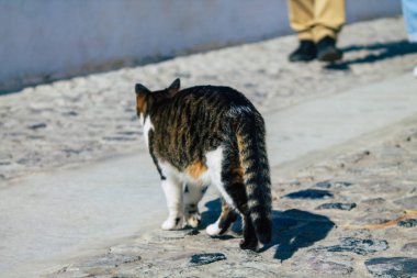 Santorini Adası, Fira, Yunanistan - 21 Ekim 2021 Fira sokakları, sembolik bir şehir ve Santorini adasının başkenti