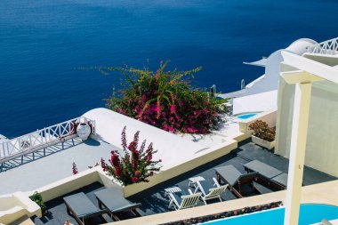 Santorini, Oia, Yunanistan - 24 Ekim 2021 Oia kentinin manzarası, bu adanın tipik küçük geleneksel beyaz evleri antik aktif volkanın yanında yer almaktadır.