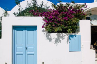 Santorini, Oia, Yunanistan - 24 Ekim 2021 Oia kentinin manzarası, bu adanın tipik küçük geleneksel beyaz evleri antik aktif volkanın yanında yer almaktadır.