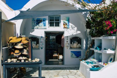 Santorini, Oia, Yunanistan - 24 Ekim 2021 Oia kentinin manzarası, bu adanın tipik küçük geleneksel beyaz evleri antik aktif volkanın yanında yer almaktadır.