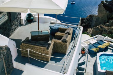 Santorini, Oia, Yunanistan - 24 Ekim 2021 Oia kentinin manzarası, bu adanın tipik küçük geleneksel beyaz evleri antik aktif volkanın yanında yer almaktadır.