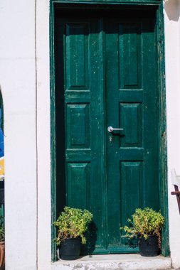 Santorini, Oia, Yunanistan - 24 Ekim 2021 Oia kentinin manzarası, bu adanın tipik küçük geleneksel beyaz evleri antik aktif volkanın yanında yer almaktadır.