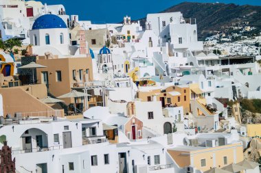 Santorini, Oia, Yunanistan - 24 Ekim 2021 Oia kentinin manzarası, bu adanın tipik küçük geleneksel beyaz evleri antik aktif volkanın yanında yer almaktadır.