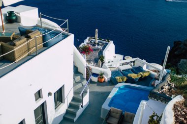 Santorini, Oia, Yunanistan - 24 Ekim 2021 Oia kentinin manzarası, bu adanın tipik küçük geleneksel beyaz evleri antik aktif volkanın yanında yer almaktadır.