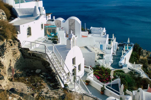 希腊Oia的Santorini 2021年10月24日Oia镇的城市景观 这座岛上典型的传统白色小房子座落在古代活火山的一侧 — 图库照片
