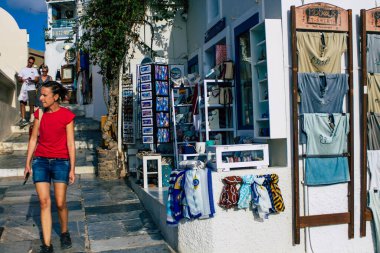 Santorini, Oia, Yunanistan - 24 Ekim 2021 Coronavirus salgını sırasında Yunanistan 'ı vuran ve sokakta maske takan ünlü tünemiş Oia kasabasını ziyaret eden turist topluluğu zorunlu değil