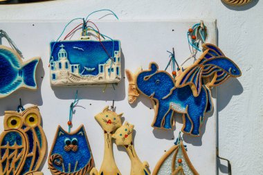 Santorini, Oia, Yunanistan - 24 Ekim 2021 Dekoratif eşyalar, aksesuarlar ve mallar Yunan Adaları 'ndaki Santorini turizm kasabası ve başkentinde turistlere satıldı