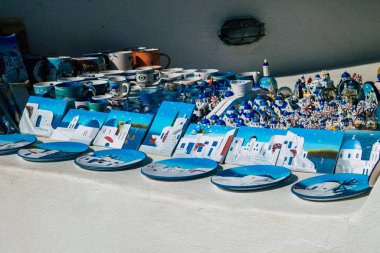 Santorini, Oia, Yunanistan - 24 Ekim 2021 Dekoratif eşyalar, aksesuarlar ve mallar Yunan Adaları 'ndaki Santorini turizm kasabası ve başkentinde turistlere satıldı