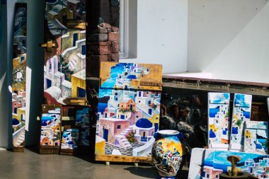 Santorini, Oia, Yunanistan - 24 Ekim 2021 Dekoratif eşyalar, aksesuarlar ve mallar Yunan Adaları 'ndaki Santorini turizm kasabası ve başkentinde turistlere satıldı