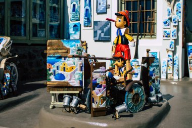 Santorini, Oia, Yunanistan - 24 Ekim 2021 Dekoratif eşyalar, aksesuarlar ve mallar Yunan Adaları 'ndaki Santorini turizm kasabası ve başkentinde turistlere satıldı